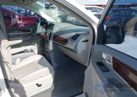 2010 Chrysler Town & Country Touring from USA, damaged, VIN 2A4RR5D14AR133746